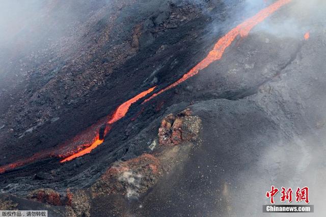 留尼旺島富爾奈斯火山開始噴發