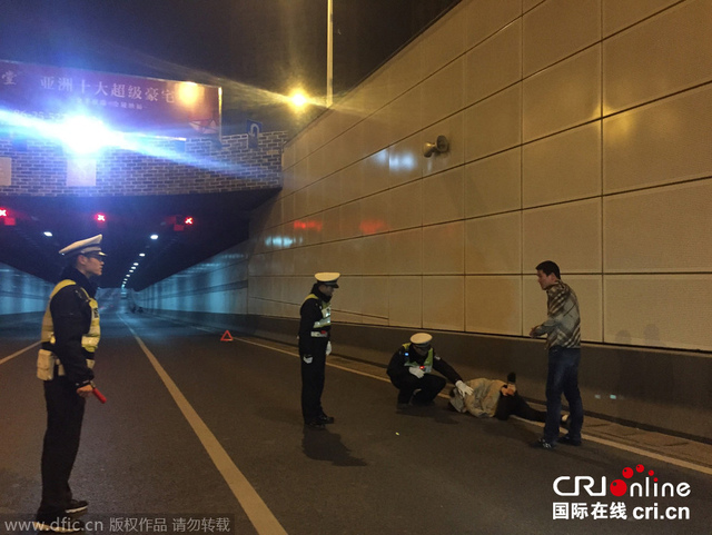 南京警方查酒駕 醉酒男子棄豪車跳下十米深隧道