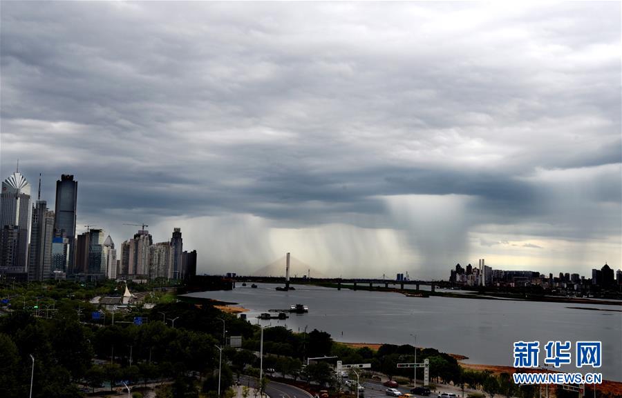 贛江上空出現雨瀑