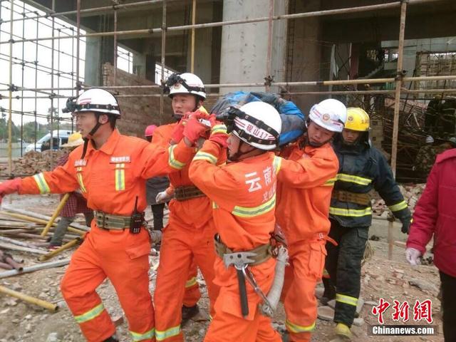 雲南一在建大樓腳手架坍塌13人被埋