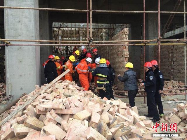 雲南一在建大樓腳手架坍塌13人被埋