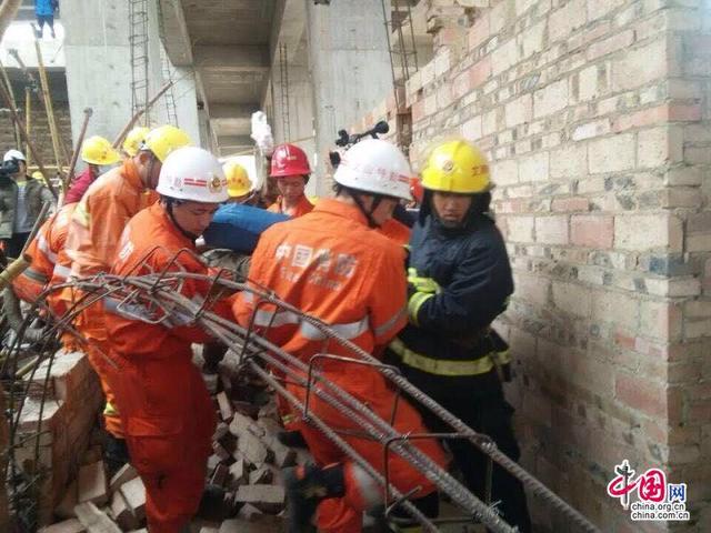 雲南一在建大樓腳手架坍塌13人被埋