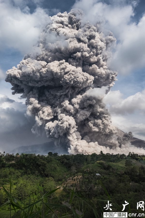 印尼錫納朋火山噴發 火山灰覆蓋周圍村莊