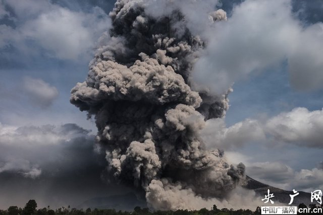 印尼錫納朋火山噴發 火山灰覆蓋周圍村莊