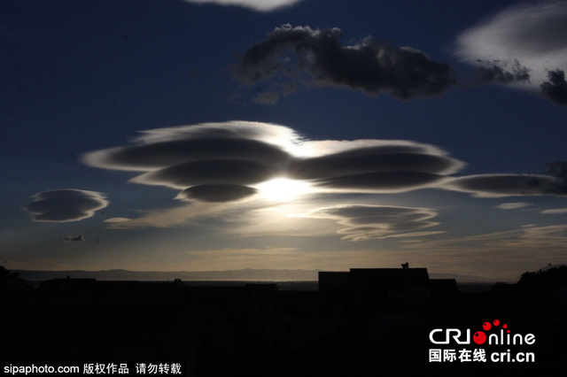 克羅地亞上空現“飛碟”雲 似不明飛行物充滿神秘感