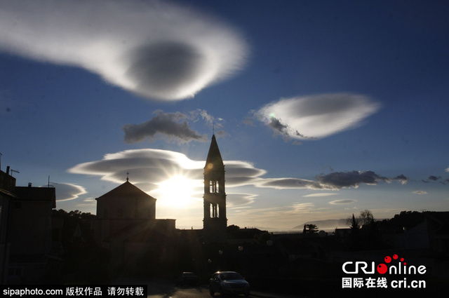 克羅地亞上空現“飛碟”雲 似不明飛行物充滿神秘感