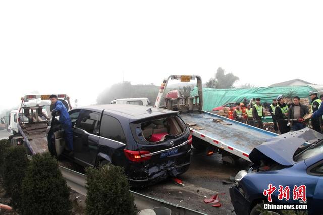 四川高速自貢段大霧引發連環追尾已致2死34傷