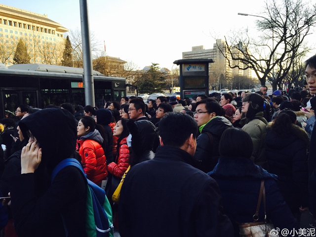 北京地鐵1號線一乘客進入軌道正線 列車緊急制動