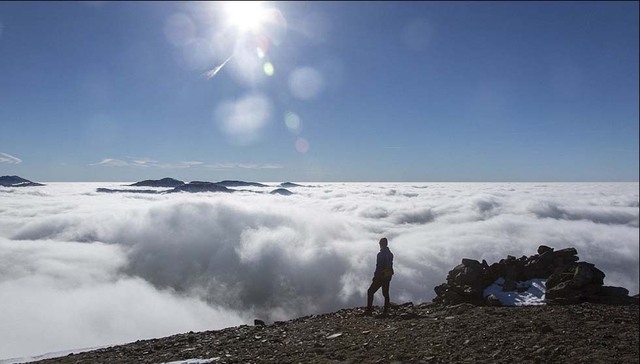 英國男子在800多米山頂拍下“雲端慢跑”奇觀