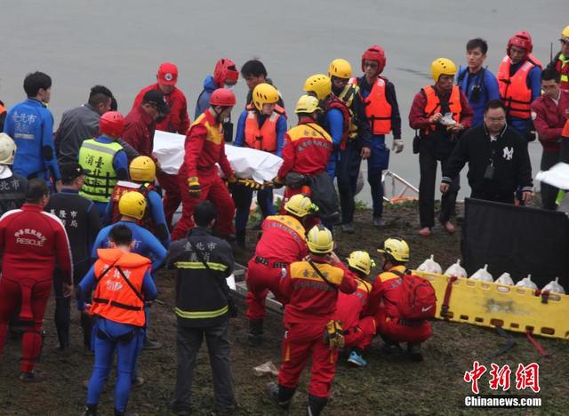 台灣復興空難最後一具遺體打撈上岸