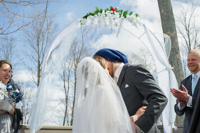 美國夫婦辦滑雪主題婚禮 踩滑雪板穿禮服