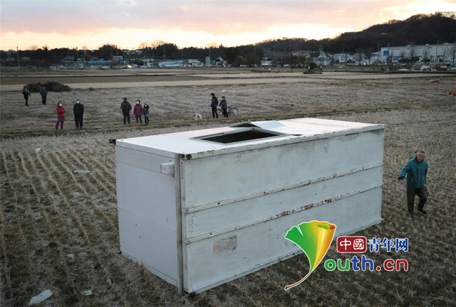 日本神奈川縣疑似發生龍捲風 倉庫屋頂被掀飛