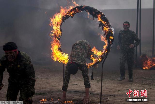 實拍敘利亞庫爾德士兵軍事訓練 爬鐵網鑽火圈