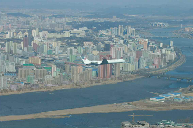 金正恩乘專機視察建築工地 讚其創造“平壤速度”