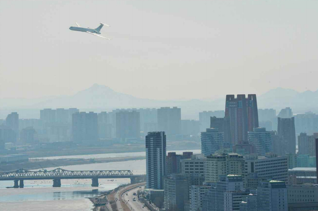 金正恩乘專機視察建築工地 讚其創造“平壤速度”