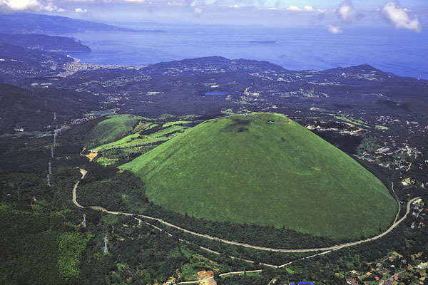 日本大室山舉行燒山活動 滾滾濃煙蔚為壯觀