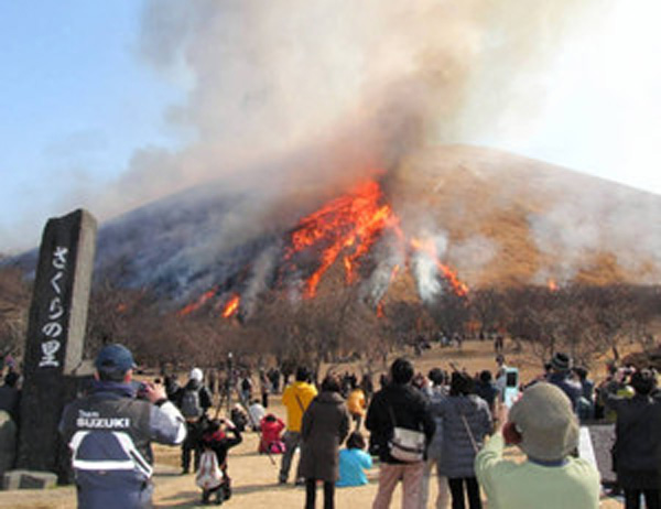 日本大室山舉行燒山活動 滾滾濃煙蔚為壯觀