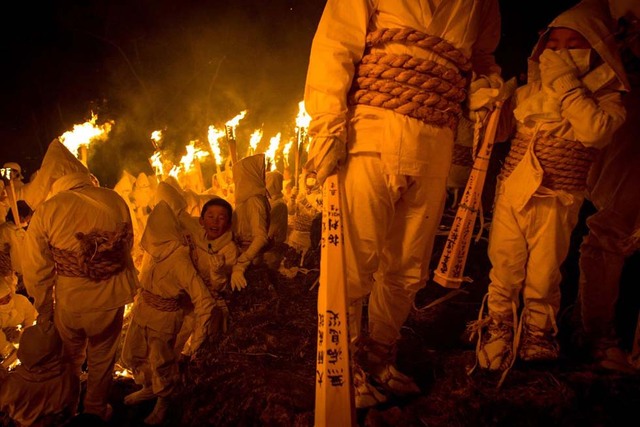 冰火兩重天 日本民眾歡慶火把節和冰雪節