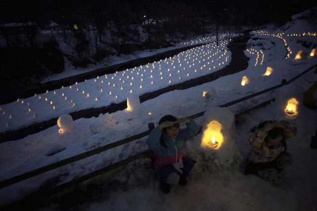 冰火兩重天 日本民眾歡慶火把節和冰雪節