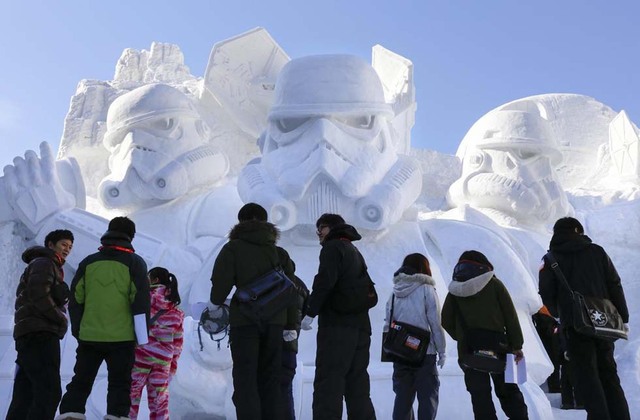 冰火兩重天 日本民眾歡慶火把節和冰雪節