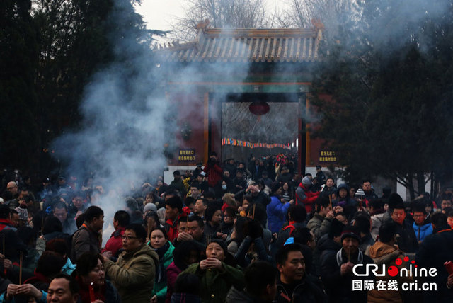 數萬香客大年初一雍和宮進香祈福