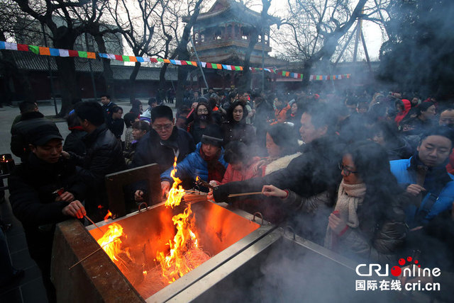 數萬香客大年初一雍和宮進香祈福