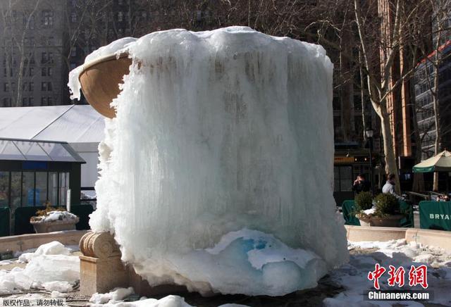 紐約連遭低溫冰凍天氣襲擊 噴泉凍成"冰泉"