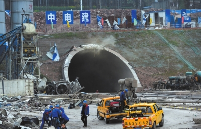 成都在建隧道發生瓦斯爆炸 現場騰起蘑菇雲