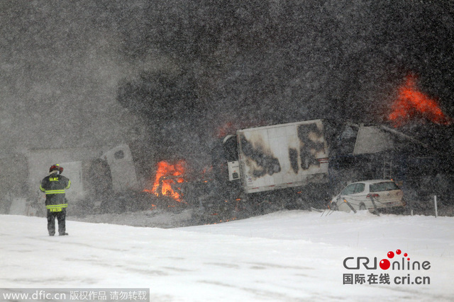 美國密歇根州大雪致多車連撞引發爆炸