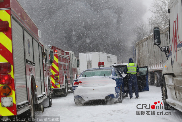 美國密歇根州大雪致多車連撞引發爆炸