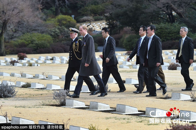 威廉王子向英聯邦陣亡者墓地獻花