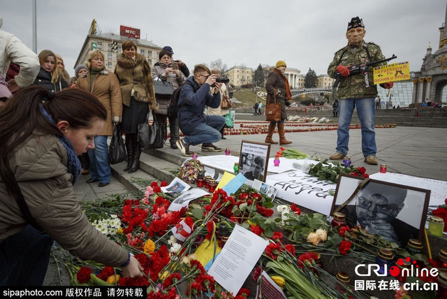 烏克蘭民眾獻花悼念遭槍殺俄前副總理