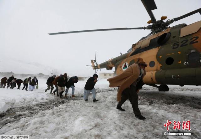 阿富汗軍方使用直升機為雪崩難民運送食物