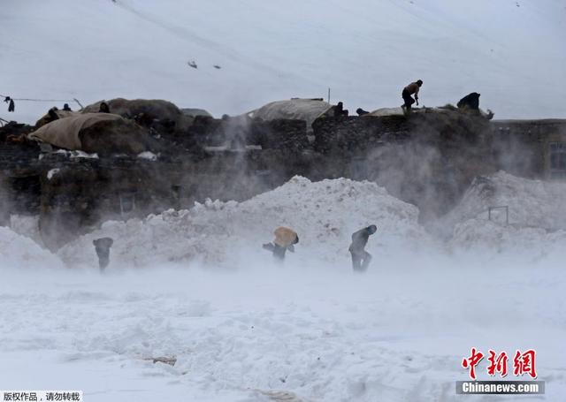 阿富汗軍方使用直升機為雪崩難民運送食物