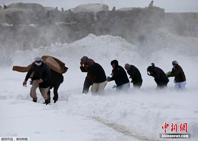 阿富汗軍方使用直升機為雪崩難民運送食物