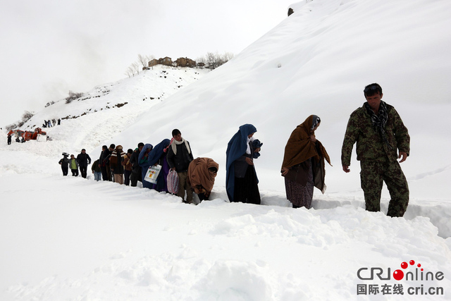 阿富汗雪崩致近200人遇難 民眾廢墟中搶救財物