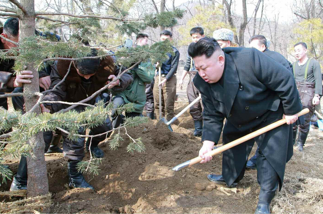 金正恩慰問朝鮮空軍部隊 與飛行員一起植樹