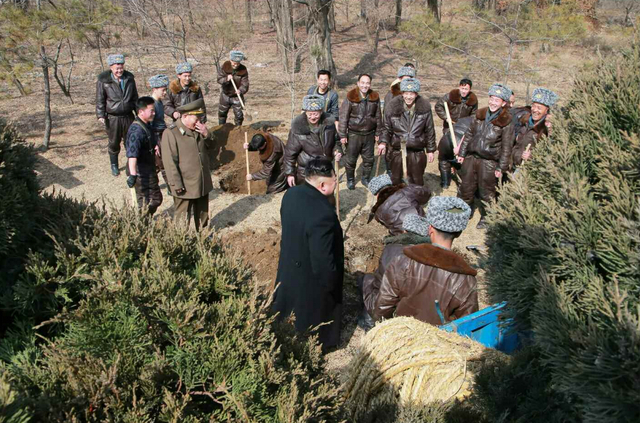 金正恩慰問朝鮮空軍部隊 與飛行員一起植樹