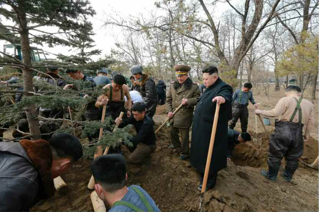 金正恩慰問朝鮮空軍部隊 與飛行員一起植樹