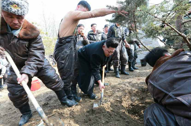 金正恩慰問朝鮮空軍部隊 與飛行員一起植樹