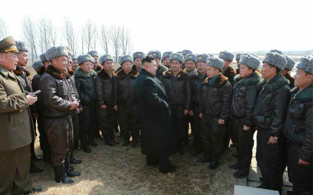 金正恩慰問朝鮮空軍部隊 與飛行員一起植樹