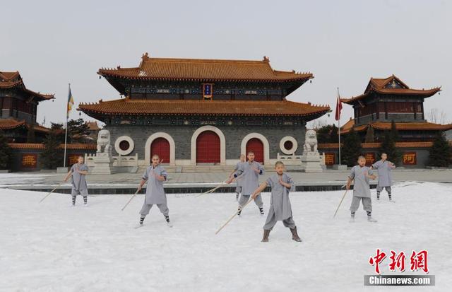 長春武僧嚴寒冬日苦練功夫