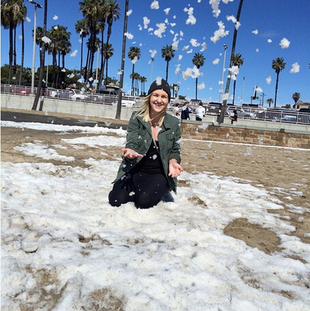 盤點炎熱地區罕見降雪場景 比基尼美女雪地歡跳