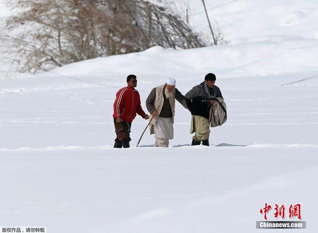 阿富汗雪崩倖存者搬運救援物資 跪雪地祈禱