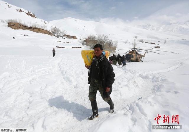 阿富汗雪崩倖存者搬運救援物資 跪雪地祈禱