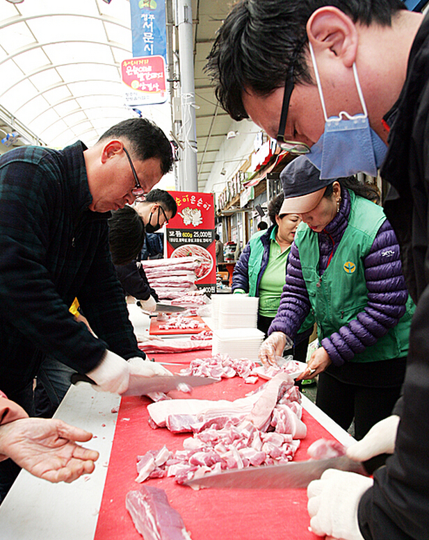 韓國舉辦五花肉百人宴 數百市民免費吃烤肉