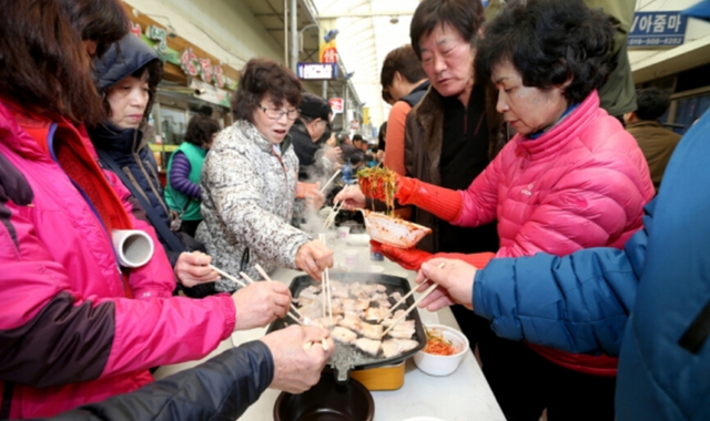 韓國舉辦五花肉百人宴 數百市民免費吃烤肉