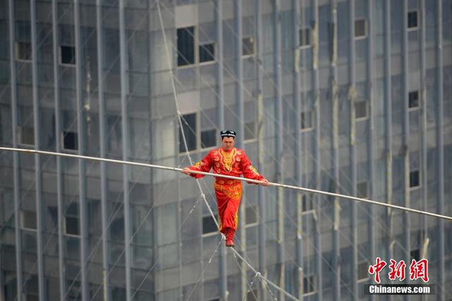 山西太原上演百米高空真人鋼絲秀