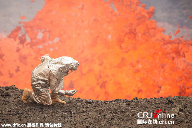 大膽探險者不畏火山噴發 沖天岩漿成拍照背景