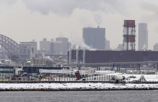 紐約拉瓜迪亞機場一架客機降落時滑出跑道 24人受傷